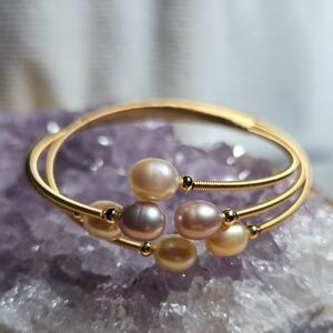 Elegant Gold Tone and Pearl Bracelet